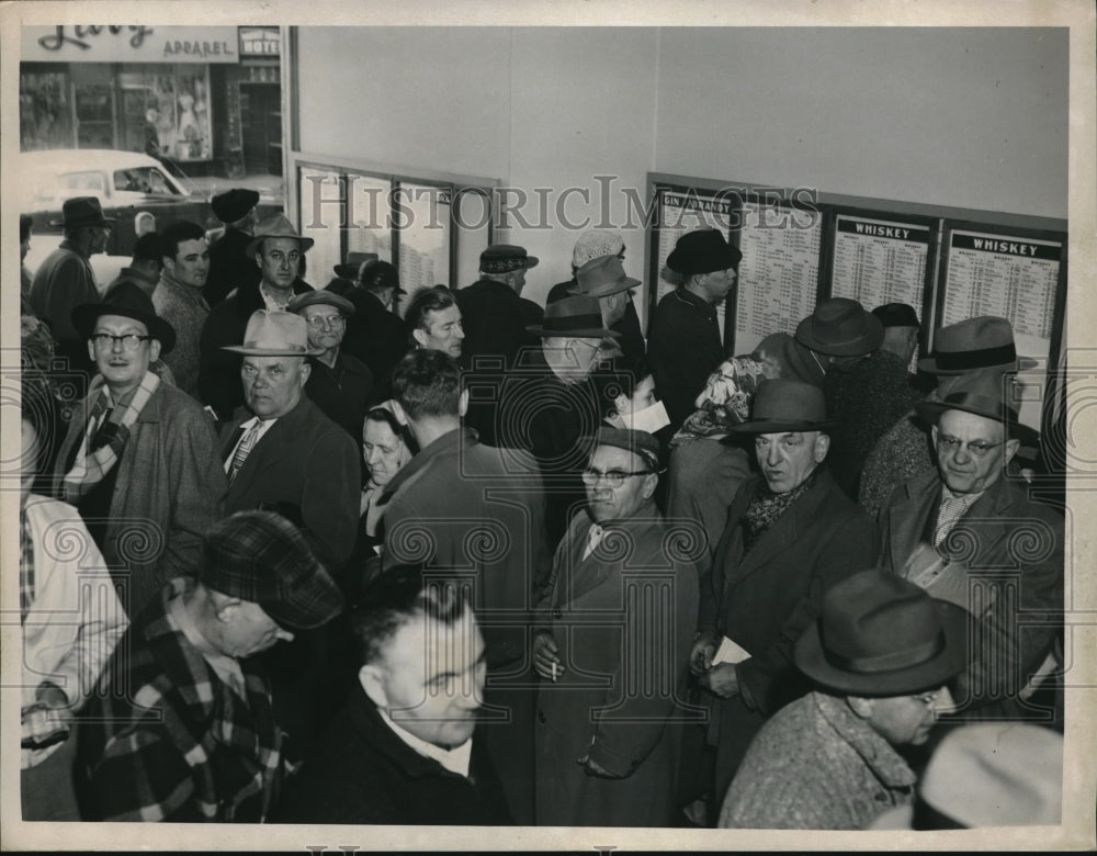 1959 Hundreds of customers of the Torain Liquor Store - Historic Images