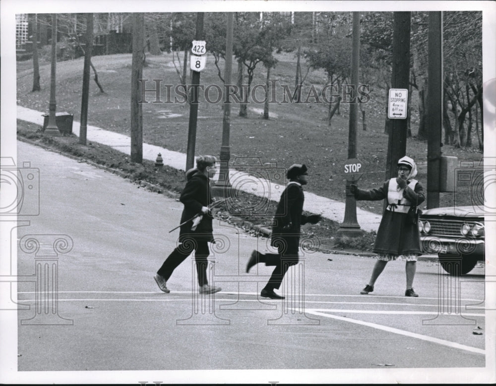 1965 Press Photo School guard Mrs. Lena Ragozzino at Boulevard Elem. School - Historic Images