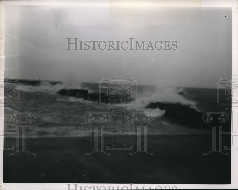 1951 Big waves at Edgewater Park in Cleveland - Historic Images