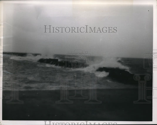 1951 Big waves at Edgewater Park in Cleveland - Historic Images