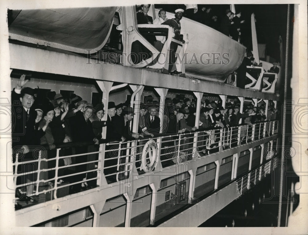 1939 Press Photo some of the 584 passengers on the Liner Iroqudis - Historic Images