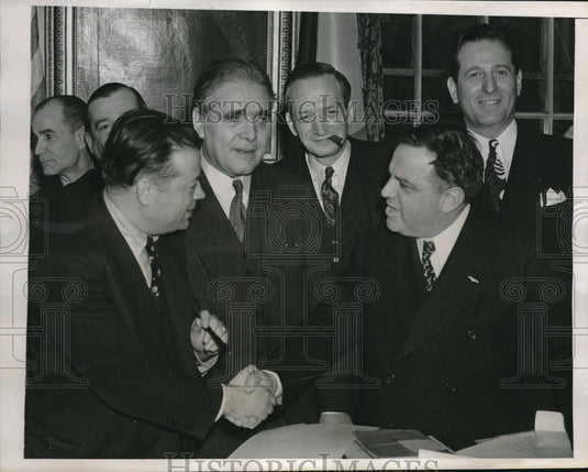 1939 Press Photo Mayor La Guardia & D Dobinsky of Intl Ladies Garment Union - Historic Images