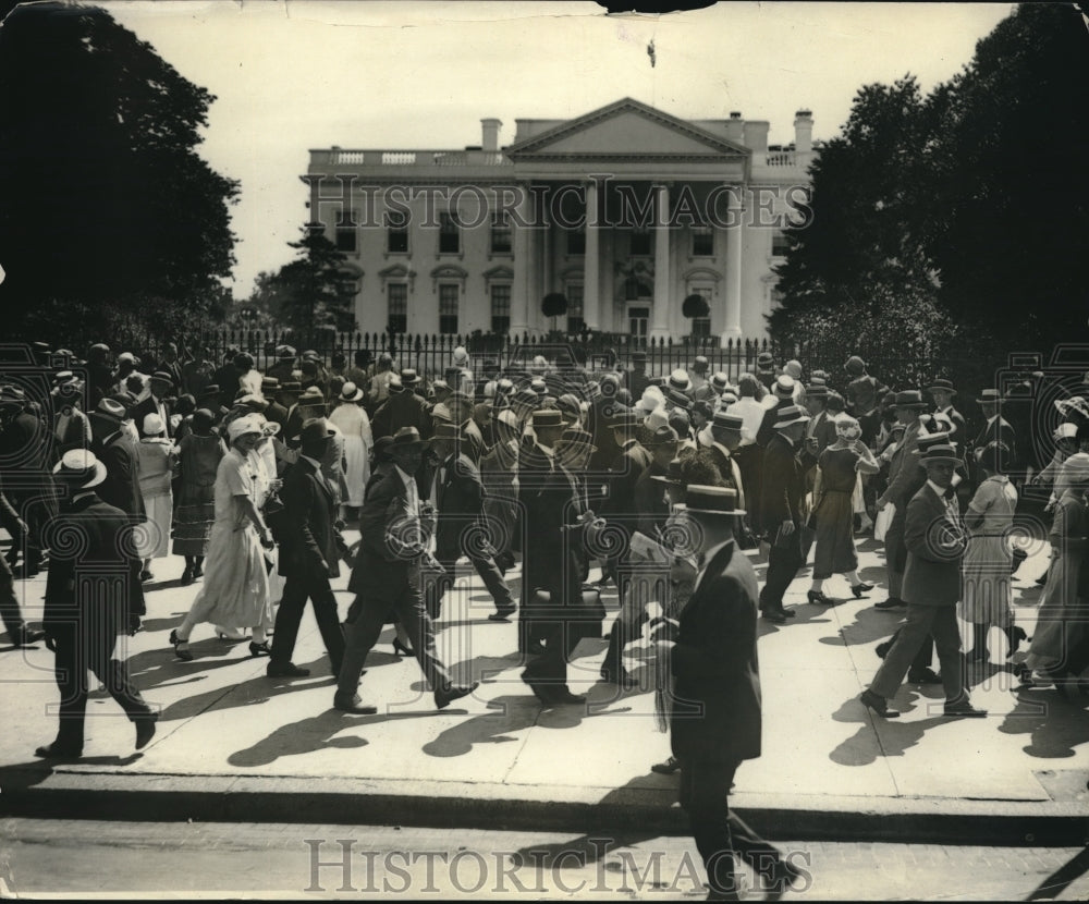 1924 Press Photo People waited outside White House for the Prince of Wales - Historic Images