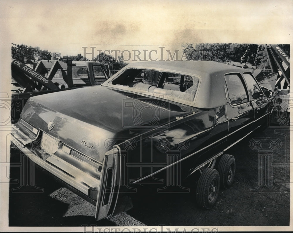 1975 Press Photo Car being towed - Historic Images