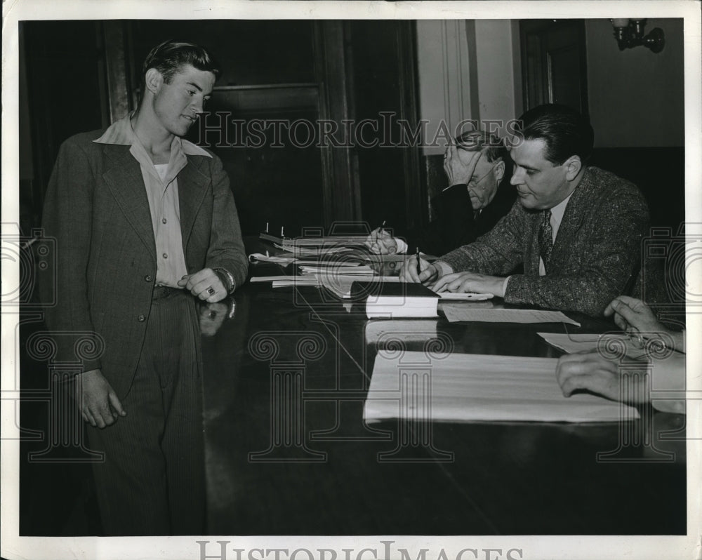 1942 Press Photo Gold Caddy Jesse McCombs Sentenced by Judge John Hudson - Historic Images