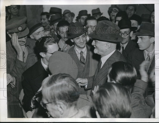 1943 meeting demanding abdiction of King Victoe Emanual. - Historic Images