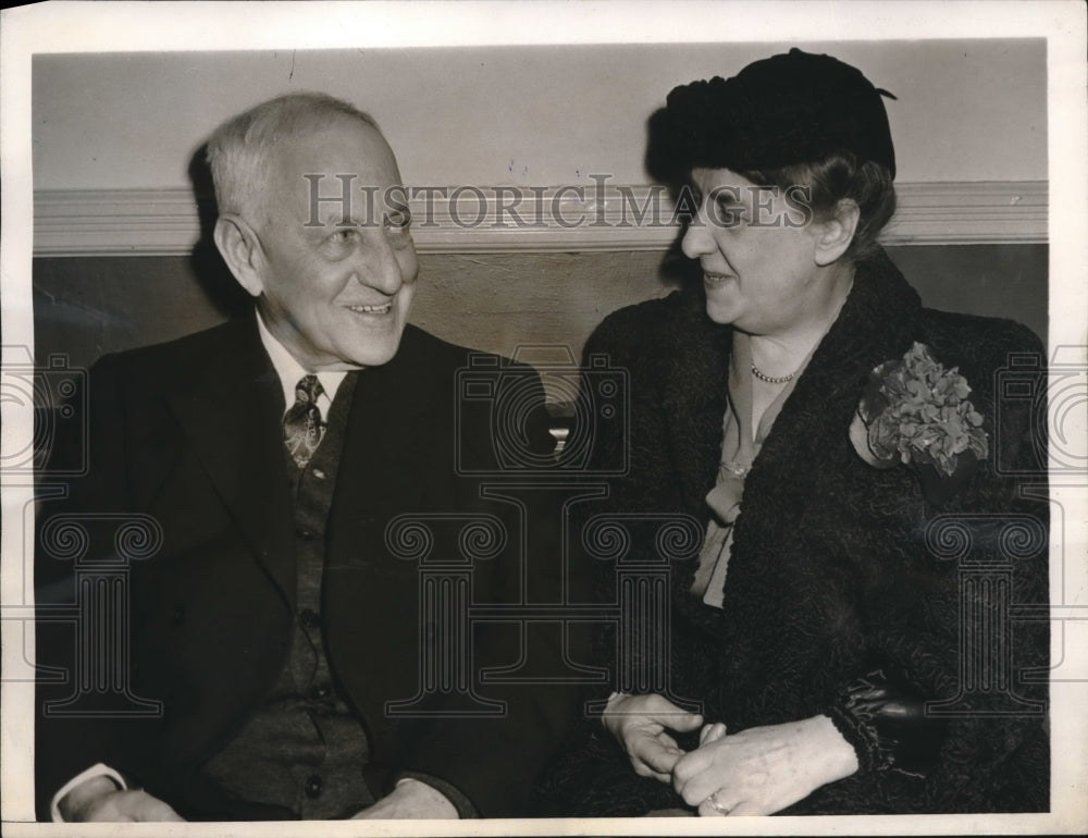 1945 Press Photo Capt Henry Stephenson w/ his wife aboard the Gripsholm-Historic Images