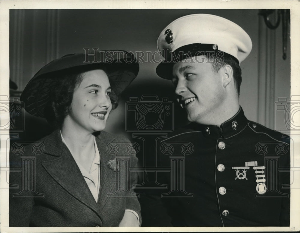 1942 Press Photo Iris Shannon w/ her date Marine Staff Sgt Charles Calvin in NY - Historic Images