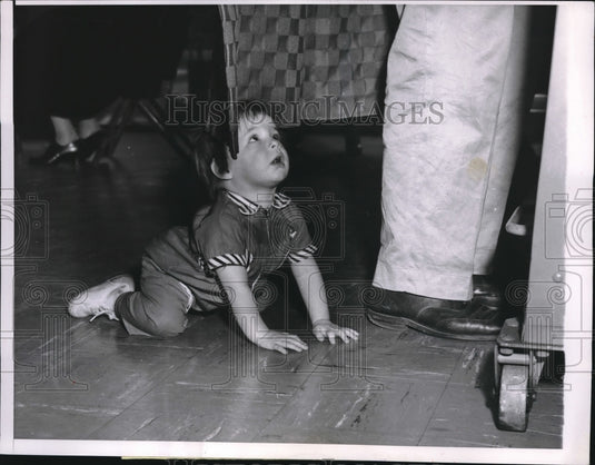 1956 Press Photo Linda Wohlrole at Age 1 Peeks Under Poll Booth in Illinois - Historic Images