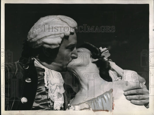 1938 Press Photo Actors Kiss In "Wagons West" Play Reenact First Wedding In Ohio - Historic Images