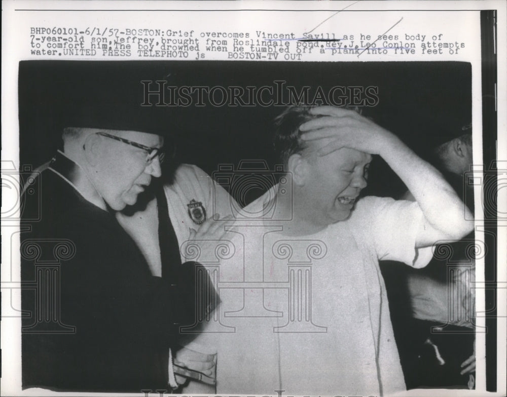 1957 Press Photo Vincent Savill Cries At Sight Of Drowned Dead Son Jeffrey - Historic Images