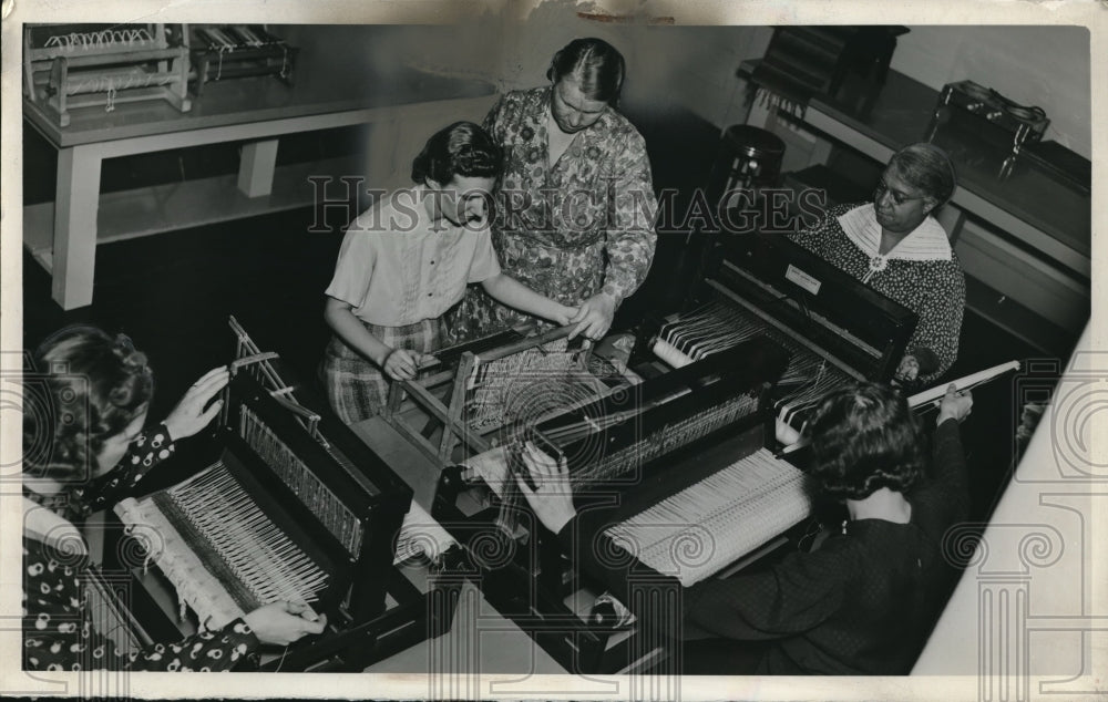 1938 Press Photo Old Women Gather Around Weaving Loom To Make Handicrafts - Historic Images