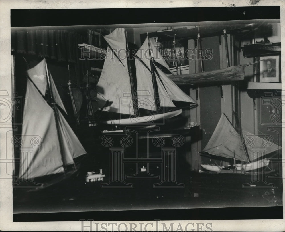 1926 Press Photo Miniature Sail Boats On Display In Someone's Living Room - Historic Images