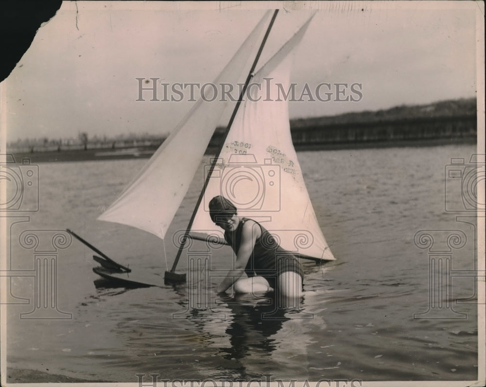 1923 Press Photo Miniature sail boat the new rage on west coast - Historic Images