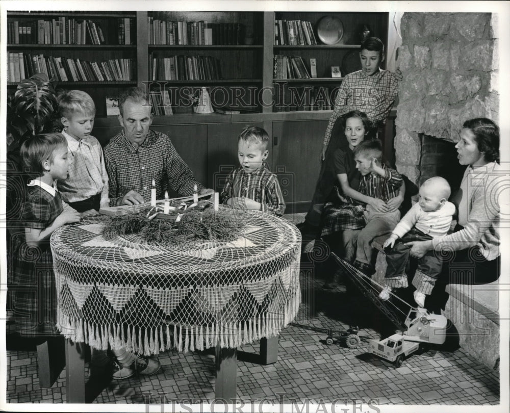 1971 Press Photo Mr &amp; Mrs John Schmidt &amp; Seven Of 10 Children - Historic Images