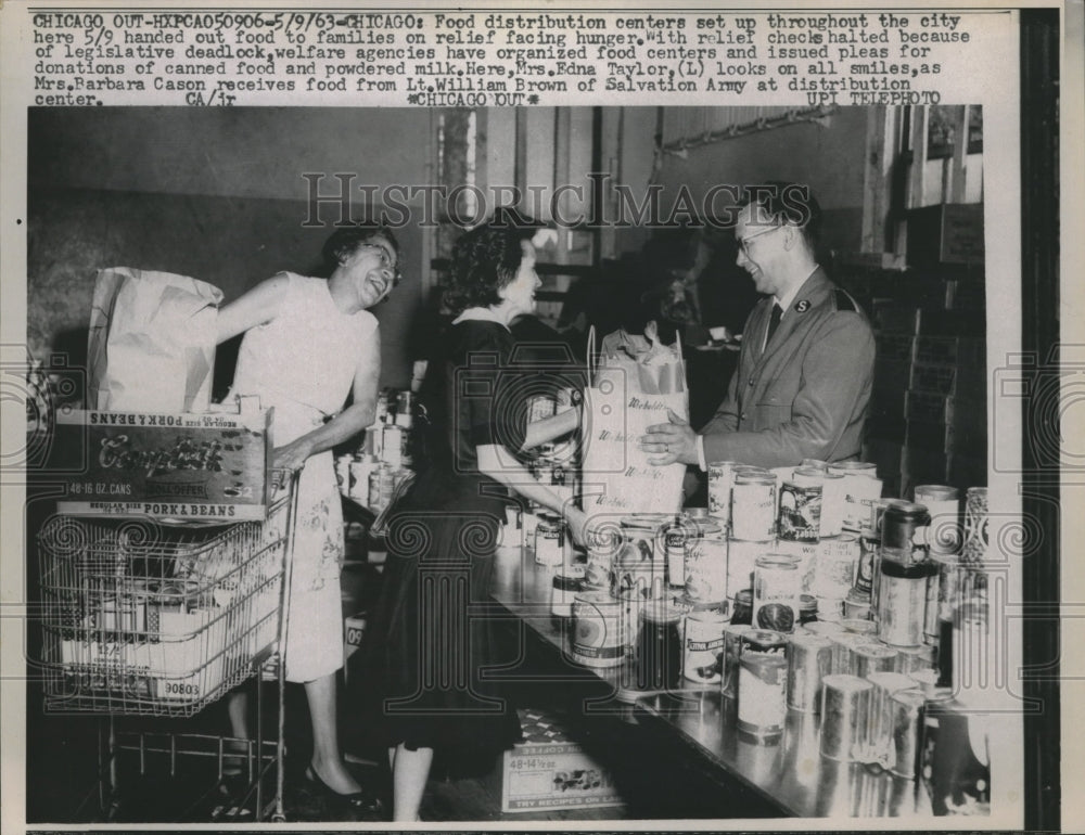 1963 Press Photo Happy Women Check out At Chicago Food Distribution Center - Historic Images