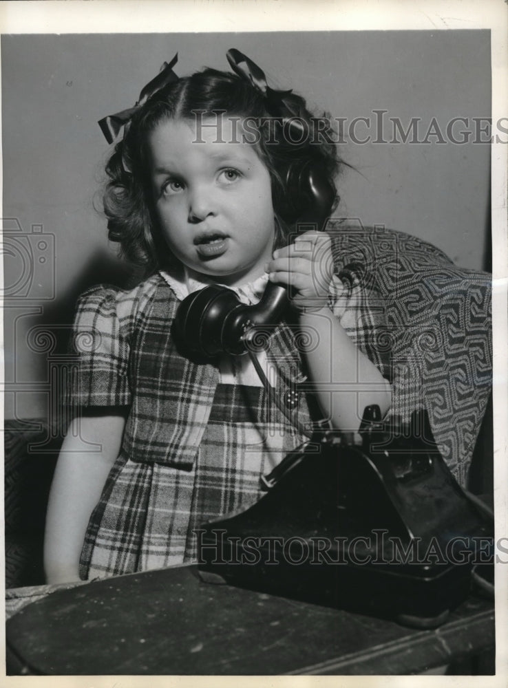 1945 Press Photo Little Marilyn Schwartz Talks To Operator On Phone About Dog-Historic Images