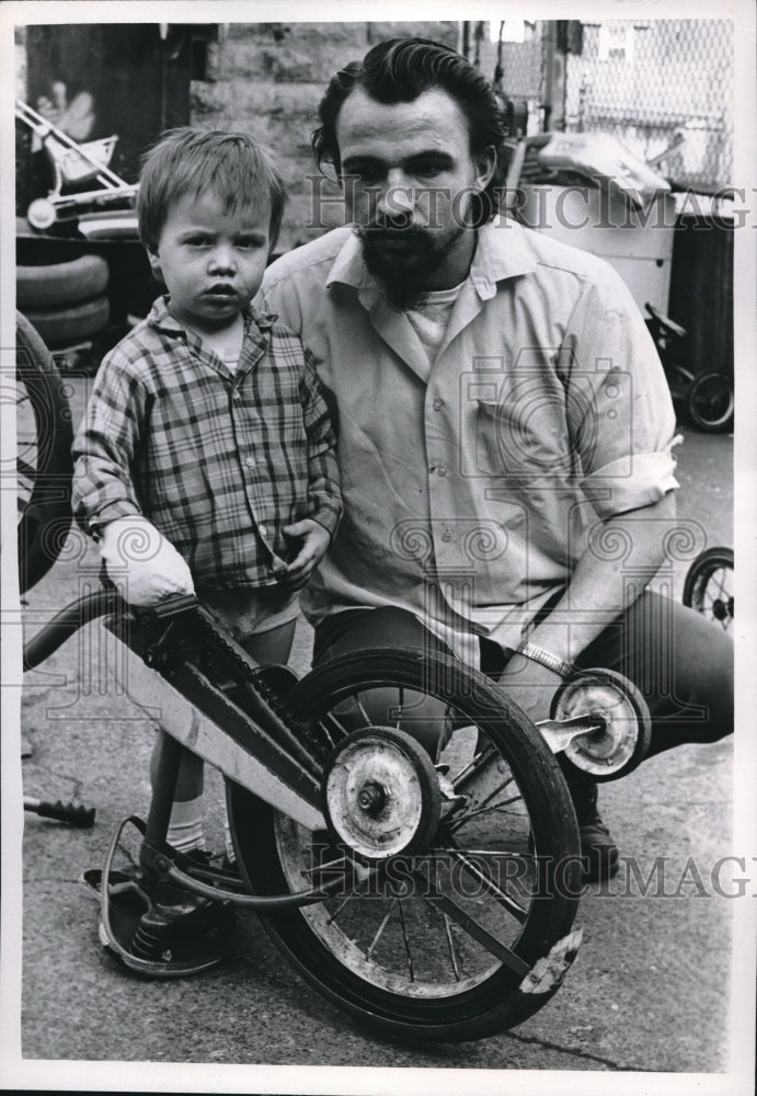 1968 Press Photo 2yr old Steven w/ his father Robert Wolters-Historic Images