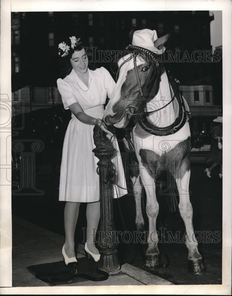 1942 Press Photo Patricia Seaver Gives Sugar to Patsy at Hotel Lenox - Historic Images