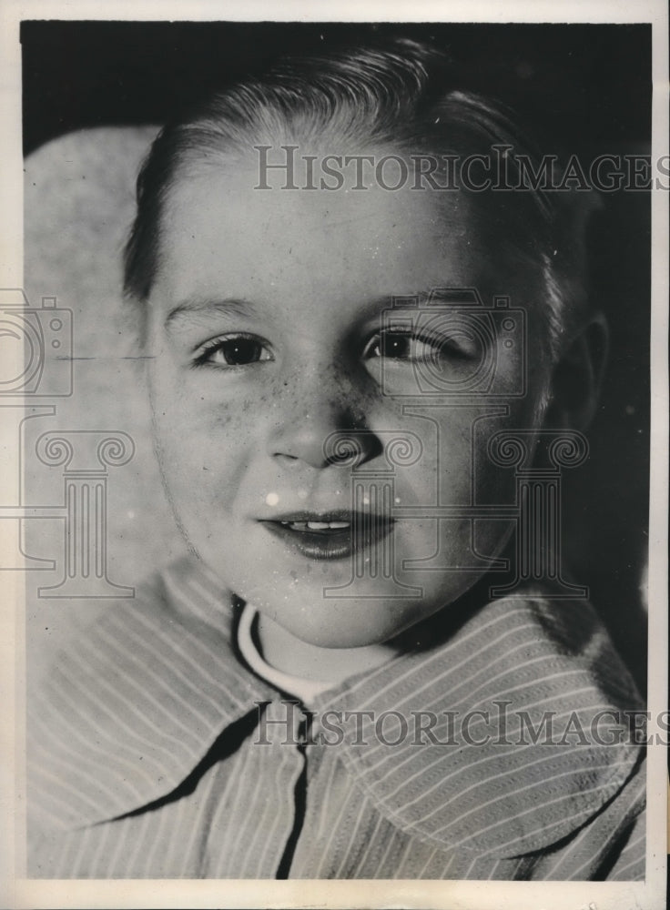 1941 Press Photo Cross Eyed Boy Ervin Simpson Swallowed And Pooped Toy Pistol - Historic Images