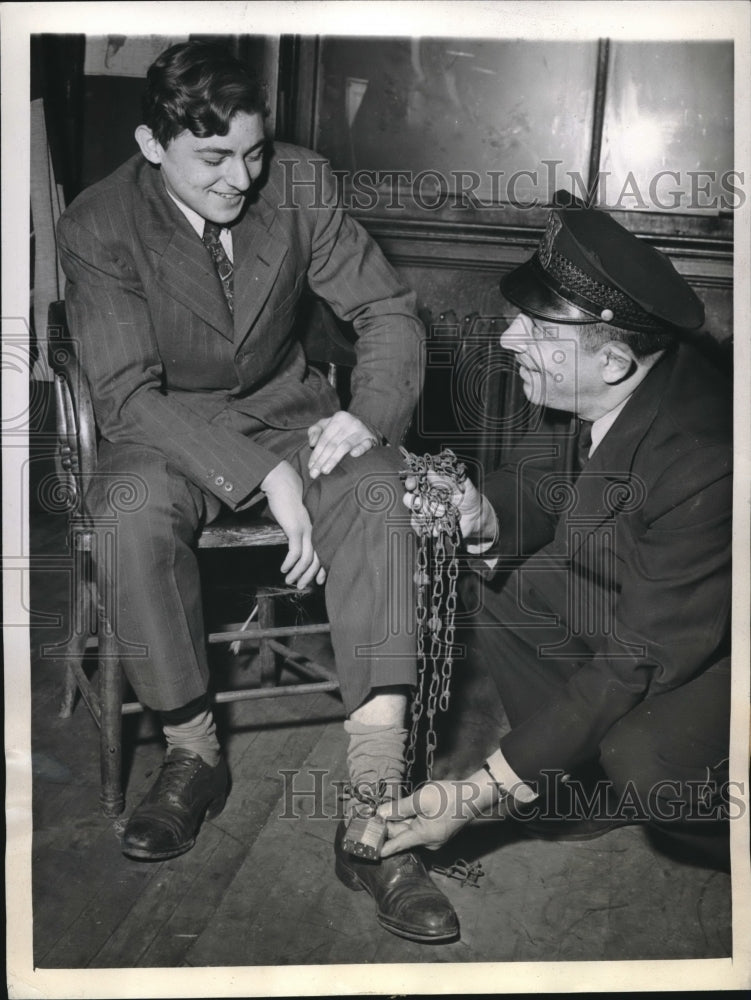 1943 Press Photo Edward Shumak And Cop Look At Chair Padlock His Dad Used - Historic Images