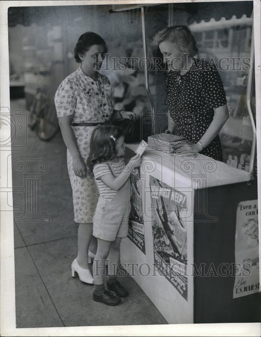 1942 Press Photo Mrs. J. B Mills, Barbara Mills age 5, Mrs. Gillbert Bussell. - Historic Images