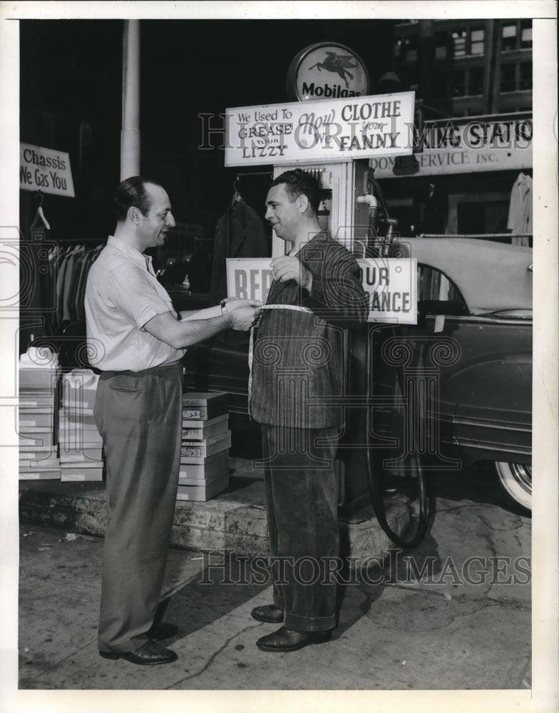 1942 Press Photo Frank Goldstein Measures Mat Streichler for a suit. - Historic Images