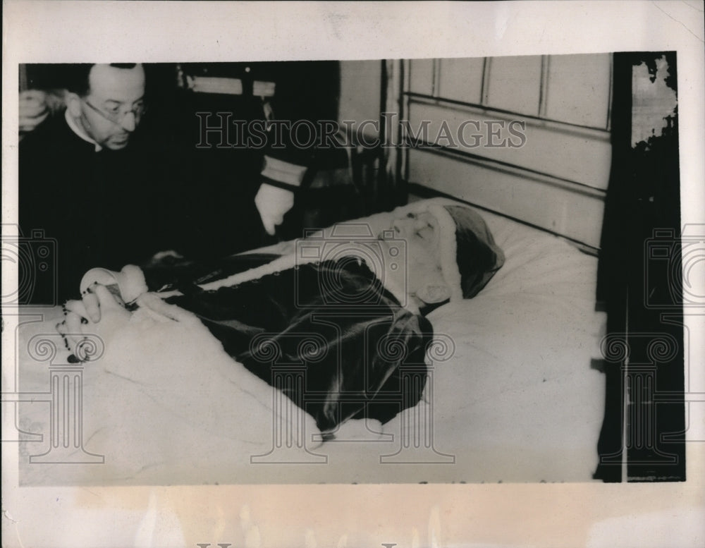 1939 Press Photo Cardinal Eugenio Pacelli Prays At Bedside Of Dead Pope Pius XI - Historic Images