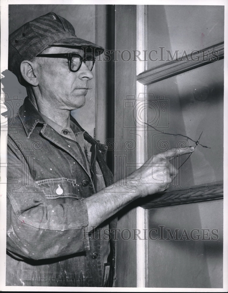 1962 Press Photo Albert Klotz Repairs Window That Was Shot By Vandals - Historic Images