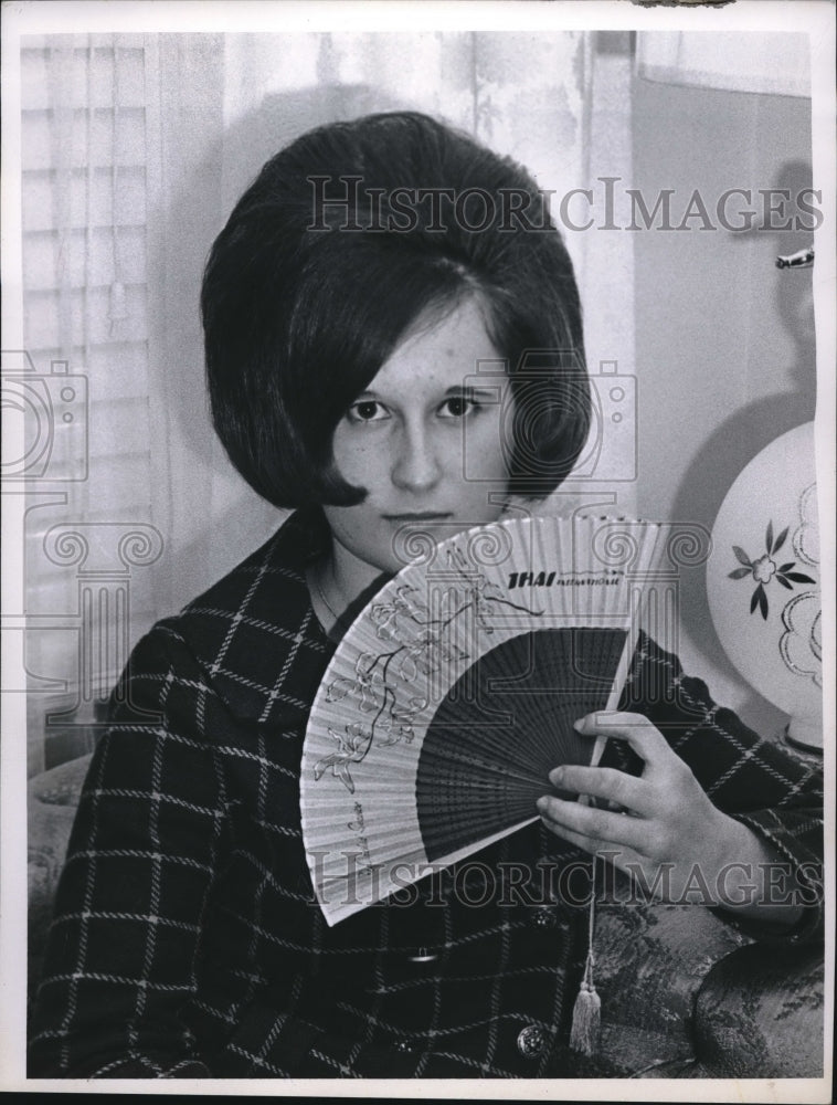 1967 Press Photo Kathy Timan, showing off her new hair style - Historic Images