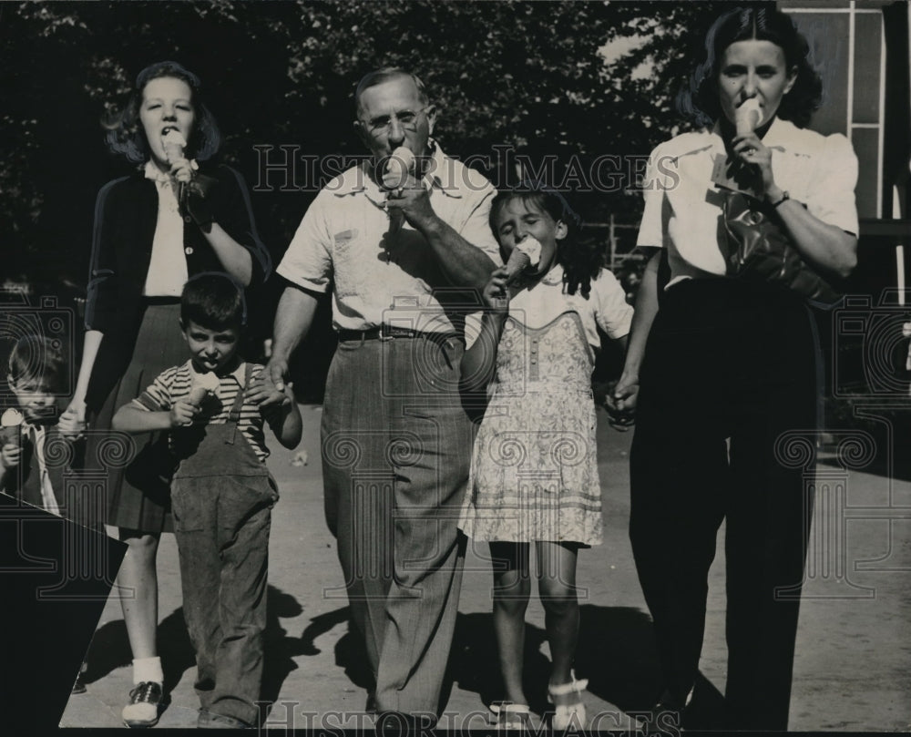 Press Photo Jimmy Makow&#39;s Cute Family Eats Ice Cream While Walking Hand In Hand - Historic Images