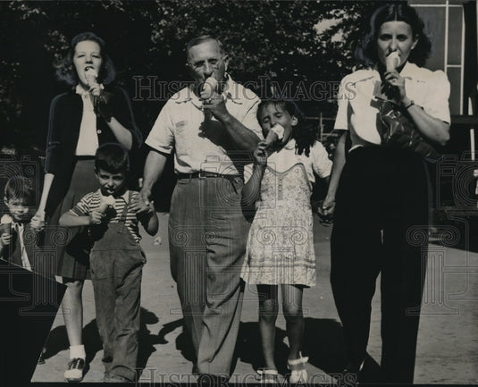 Press Photo Jimmy Makow's Cute Family Eats Ice Cream While Walking Hand In Hand - Historic Images