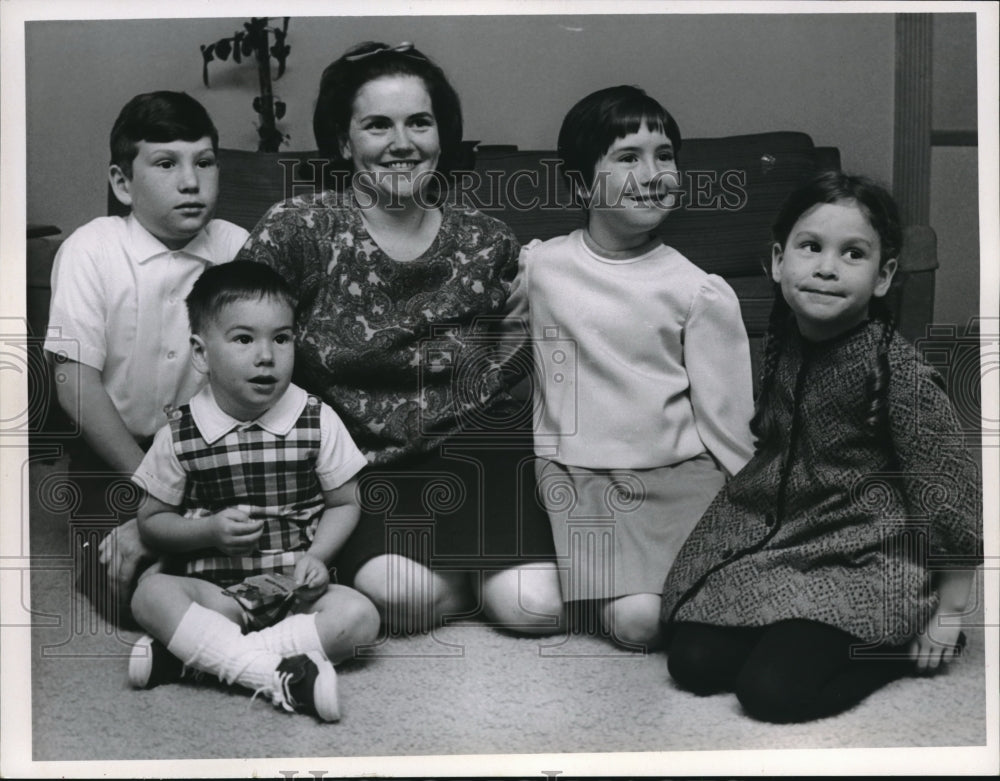 1967 Press Photo James Bede&#39;s Wife And Children Line Up For Portrait - Historic Images