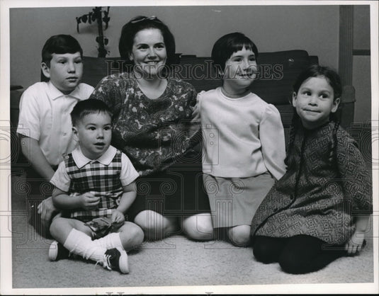 1967 Press Photo James Bede's Wife And Children Line Up For Portrait - Historic Images