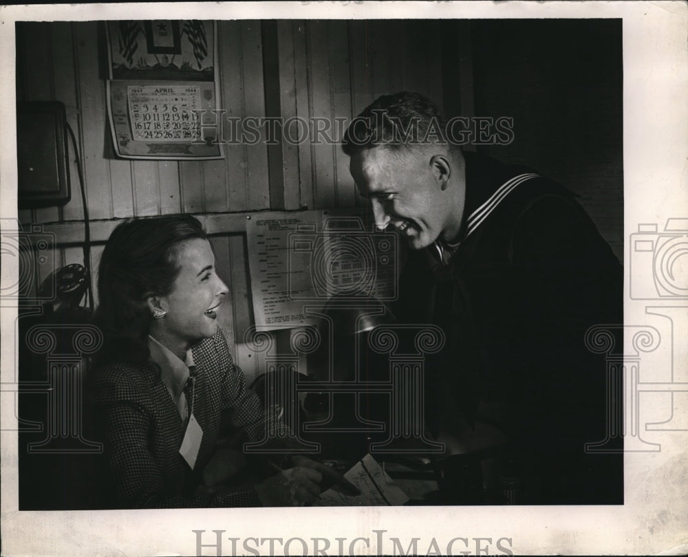 1944 Press Photo Fireman First Class Thomas Stiflic - Historic Images