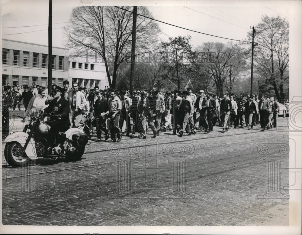 1952 Press Photo Students of St Edwards May Day parade - Historic Images