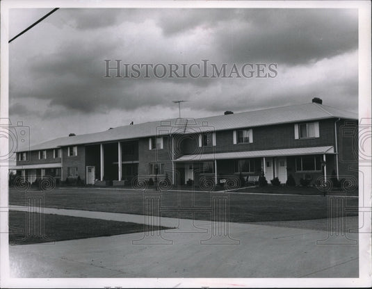 1965 Press Photo Warren Parkway Apartments in Twinsbury - Historic Images