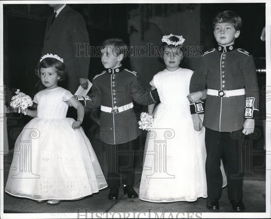 1960 Press Photo Little British Heirs Link Arms At Chapel For Royal Wedding - Historic Images