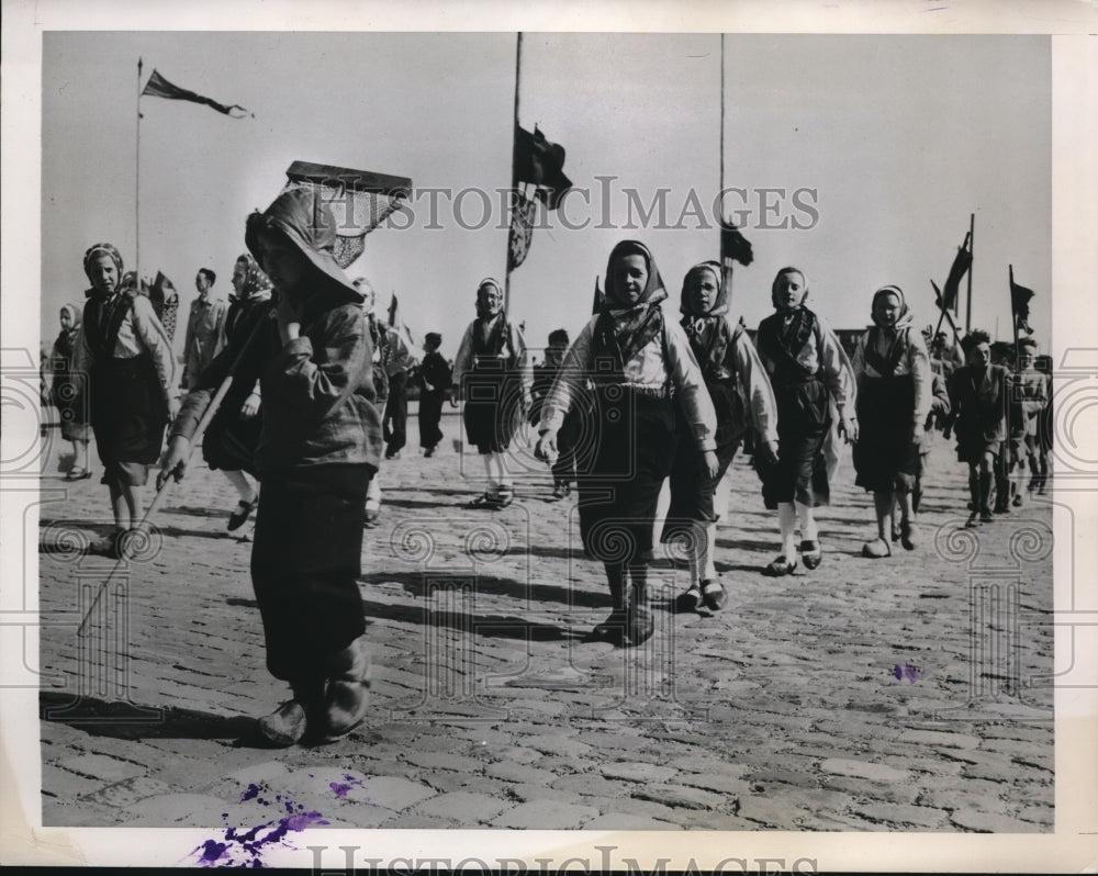 1948 Press Photo Belgian children leads procession in memory of the dead - Historic Images