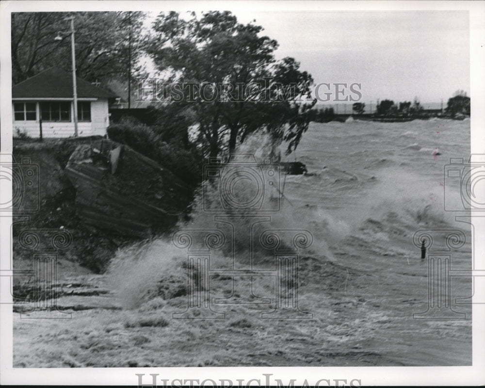 1961 Press Photo waves crashing Villa Beach, causing soil erosion - Historic Images