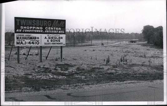 1967 Press Photo Sign Goes Up On Vacant Lot For Twinsburg Mall Shopping Center - Historic Images