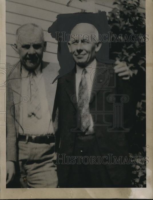 1934 Press Photo John J. Meyer Old Man Stands In Yard With His Friend - Historic Images
