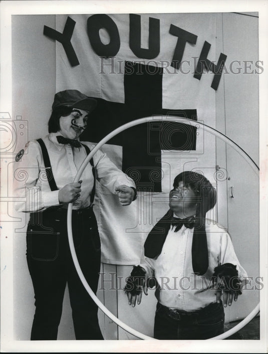 Press Photo Wendy & William Lentz Jr in skit rehearsal for Red Cross Recognition - Historic Images