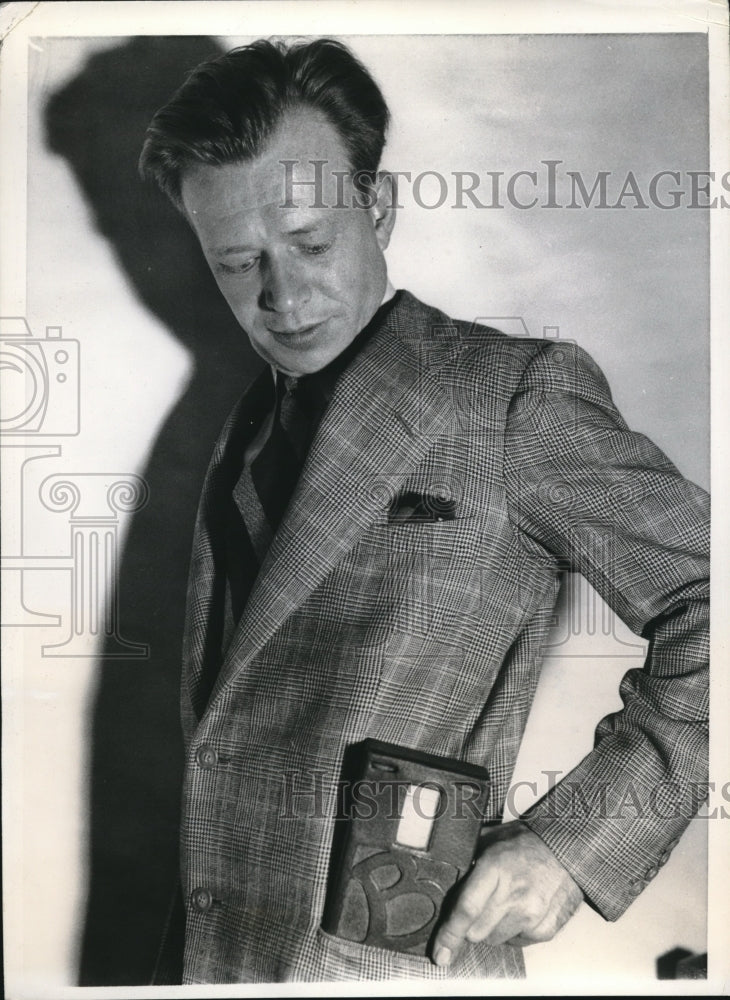 1940 Press Photo Golbert Brown showing off a 4 tube radio he built in Chicago - Historic Images