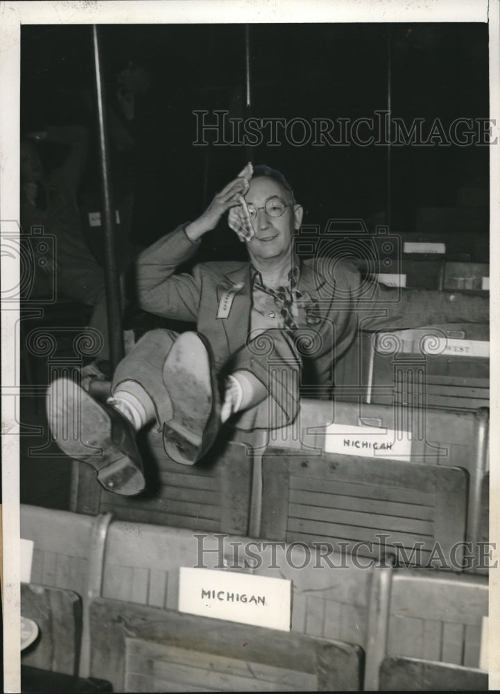 1940 Press Photo Delegate Glaucus A. Bryant From Welch Appears To Be Tired - Historic Images