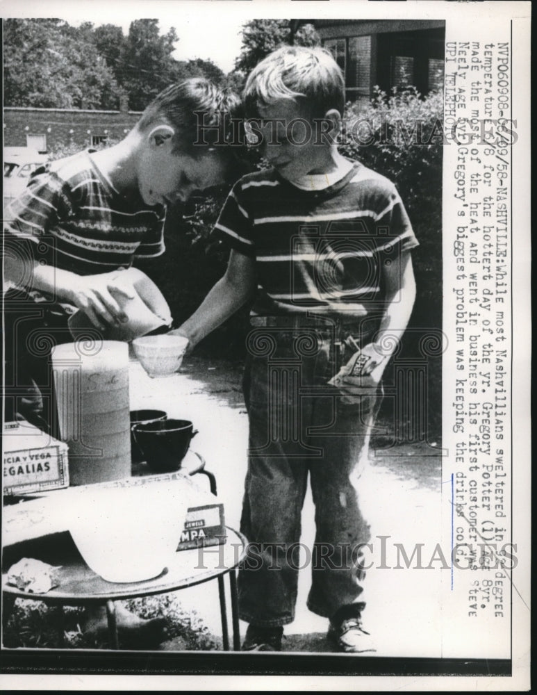 1958 Press Photo Gregory Potter Sells Greg Neely A Drink On The Hottest Day - Historic Images