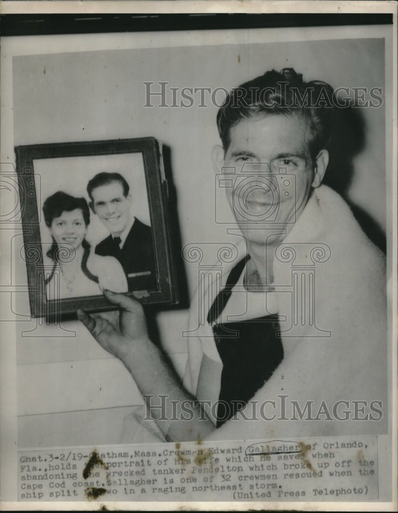 1952 Press Photo Edward Gallagher holding a portrait of his wife he saved-Historic Images