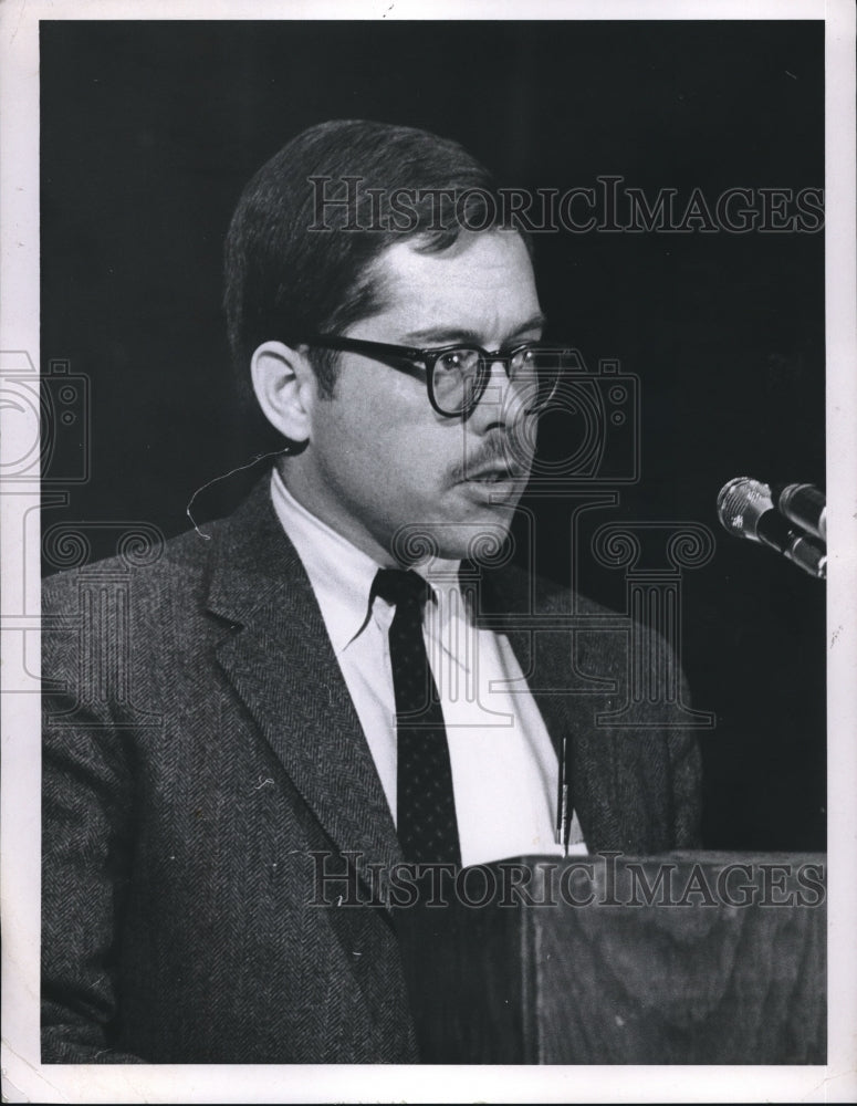 1970 Press Photo Robert Alexander N. Olmstead Stands Seriously At Podium - Historic Images