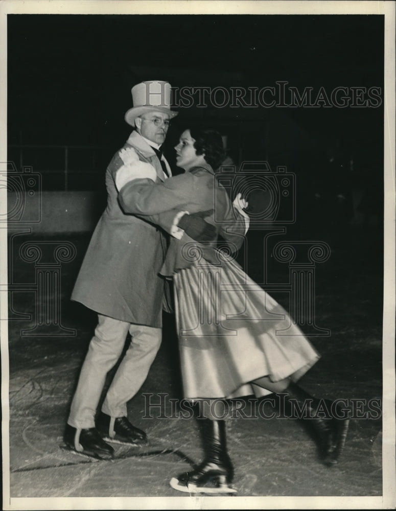 1934 Press Photo George Thornton And Wife Ice Skate In Philadelphia Society Show - Historic Images
