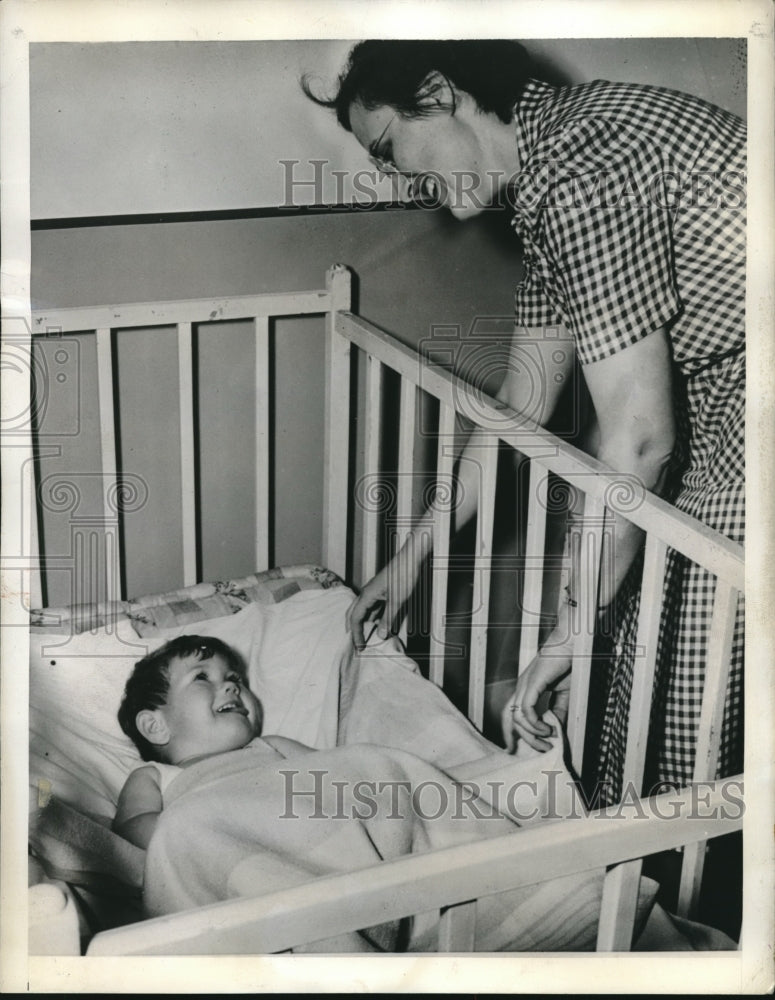 1942 Press Photo Baby David Cahal In Nursery As Mom Works At WWII Plane Factory - Historic Images